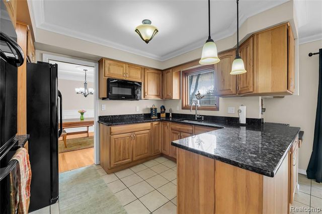 5516 Priory Lane, Bloomfield Hills, MI 48301