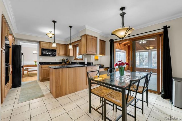 5516 Priory Lane, Bloomfield Hills, MI 48301