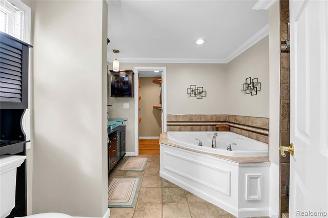 5516 Priory Lane, Bloomfield Hills, MI 48301