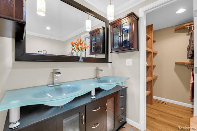 5516 Priory Lane, Bloomfield Hills, MI 48301