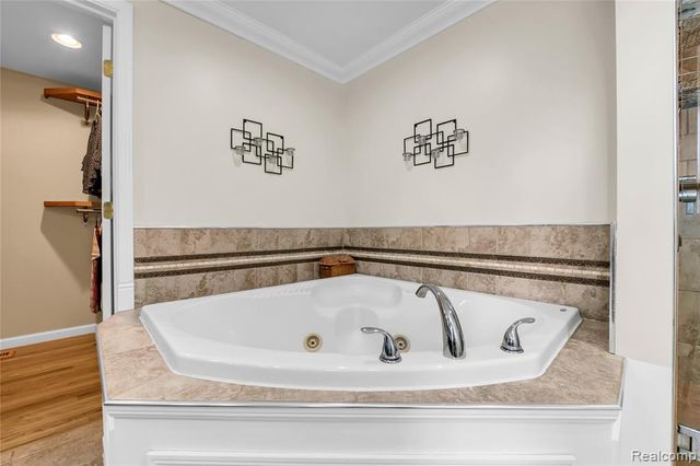 5516 Priory Lane, Bloomfield Hills, MI 48301