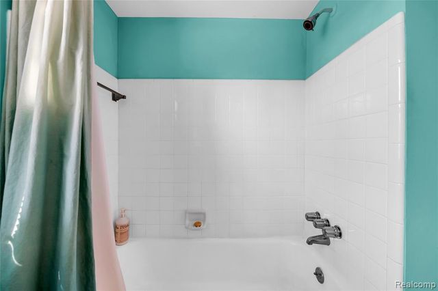 5516 Priory Lane, Bloomfield Hills, MI 48301