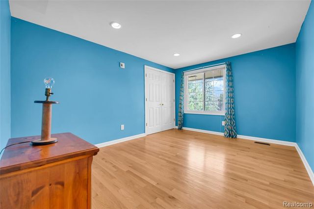 5516 Priory Lane, Bloomfield Hills, MI 48301