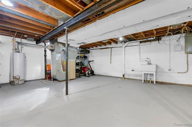 5516 Priory Lane, Bloomfield Hills, MI 48301