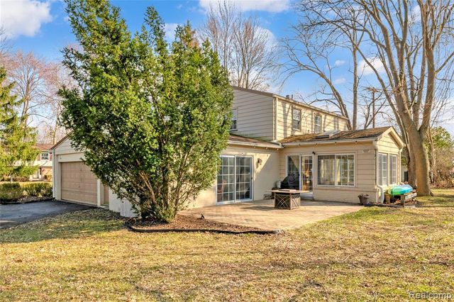 5516 Priory Lane, Bloomfield Hills, MI 48301