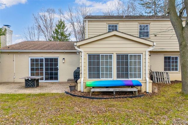 5516 Priory Lane, Bloomfield Hills, MI 48301