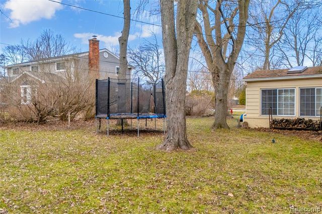 5516 Priory Lane, Bloomfield Hills, MI 48301