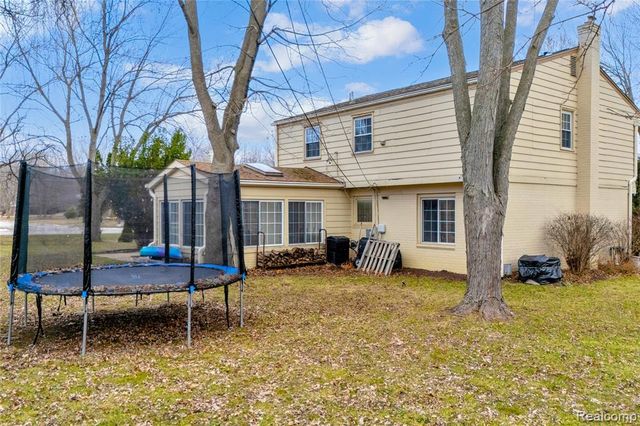 5516 Priory Lane, Bloomfield Hills, MI 48301