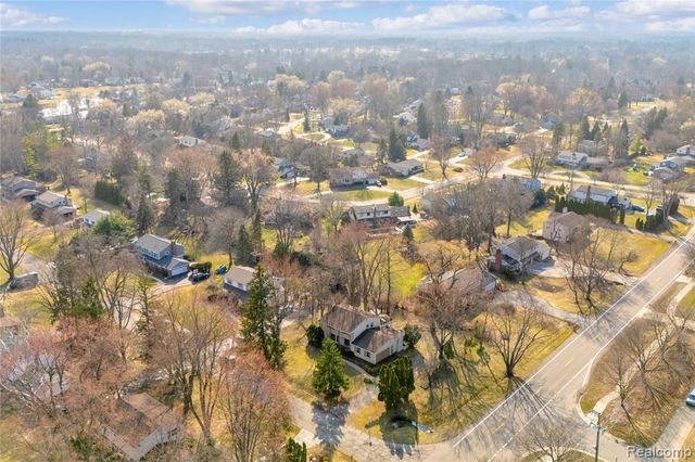 5516 Priory Lane, Bloomfield Hills, MI 48301