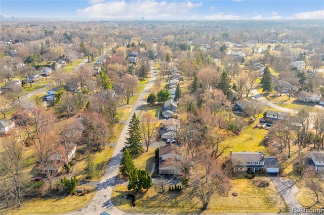 5516 Priory Lane, Bloomfield Hills, MI 48301