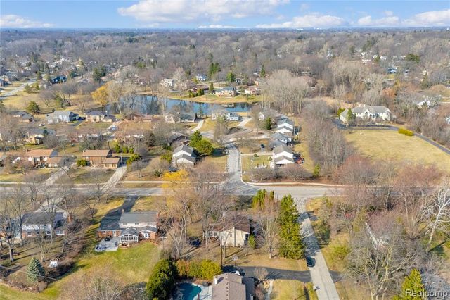 5516 Priory Lane, Bloomfield Hills, MI 48301