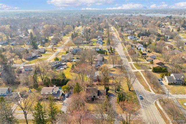 5516 Priory Lane, Bloomfield Hills, MI 48301