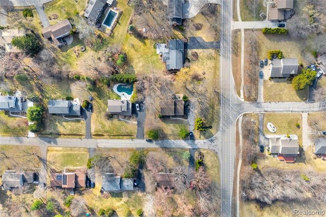 5516 Priory Lane, Bloomfield Hills, MI 48301