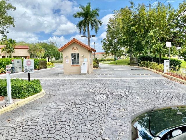 365 SW 86th Ave 203, Pembroke Pines, FL 33025