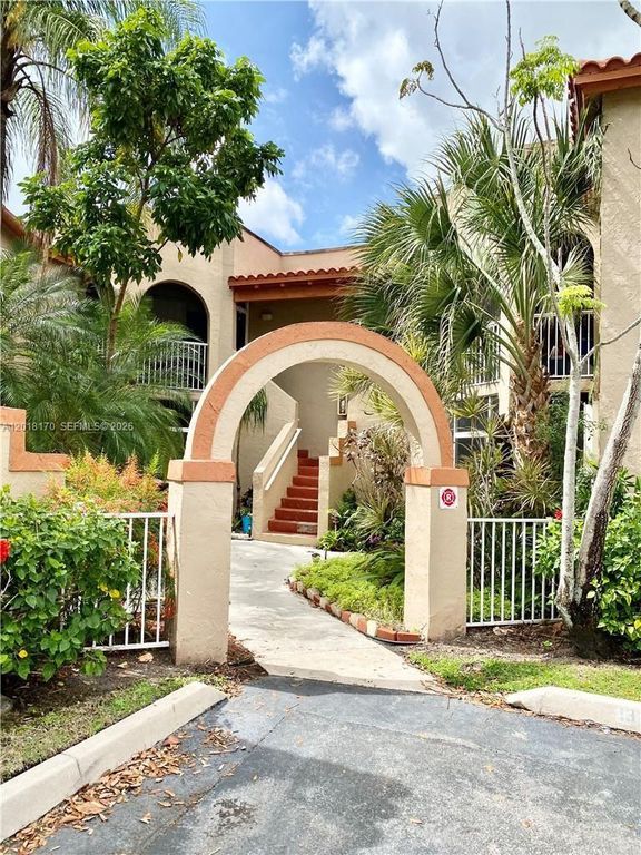 365 SW 86th Ave 203, Pembroke Pines, FL 33025