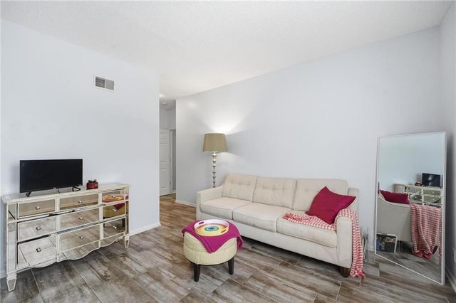21715 W 100 Terrace, Lenexa, KS 66220
