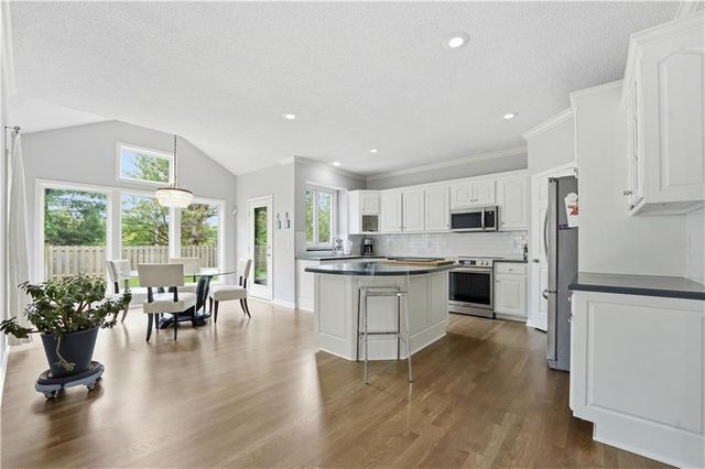 21715 W 100 Terrace, Lenexa, KS 66220