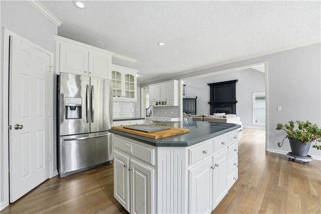 21715 W 100 Terrace, Lenexa, KS 66220