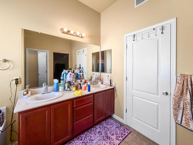 6664 N Katy Lane, Fresno, CA 93722