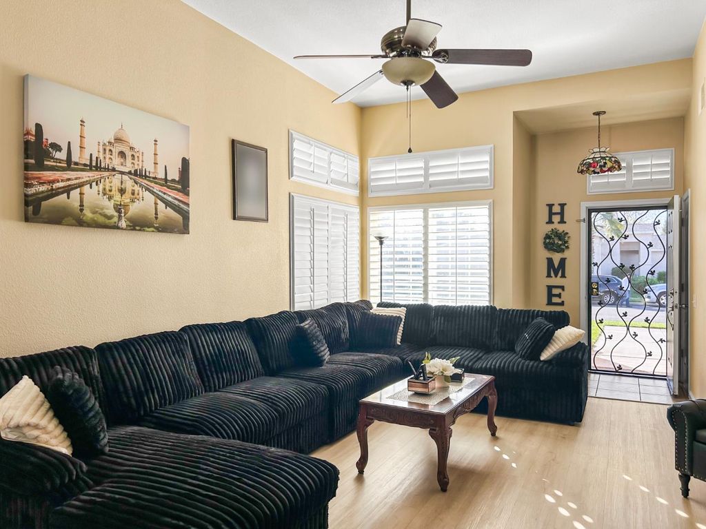 Image 3 of property listing at 6664 N Katy Lane, Fresno, CA 93722