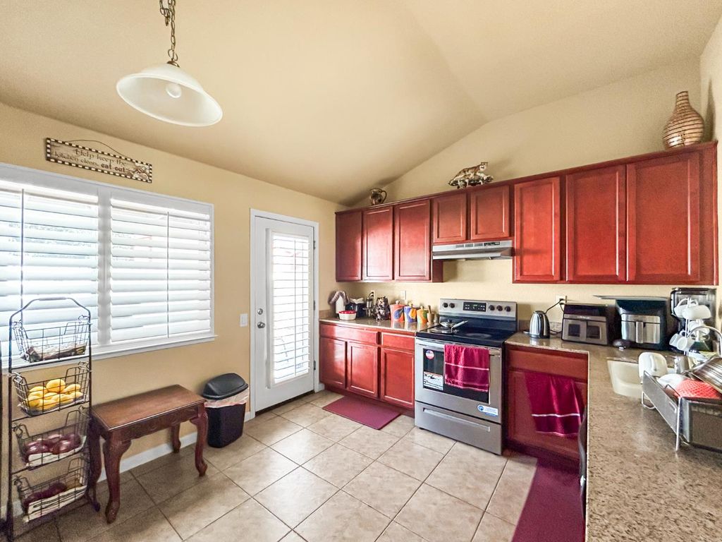 Image 4 of property listing at 6664 N Katy Lane, Fresno, CA 93722