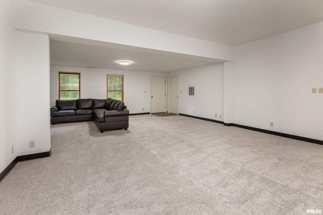 200 QUAIL Run, Carterville, IL 62918