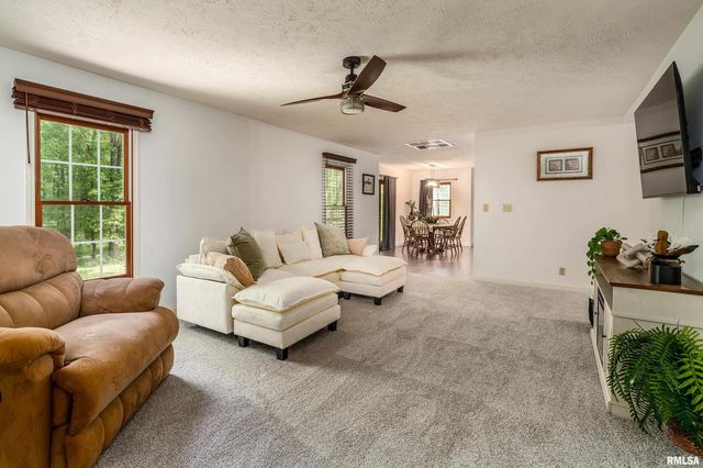 200 QUAIL Run, Carterville, IL 62918