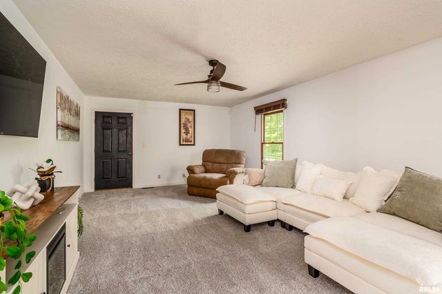 200 QUAIL Run, Carterville, IL 62918