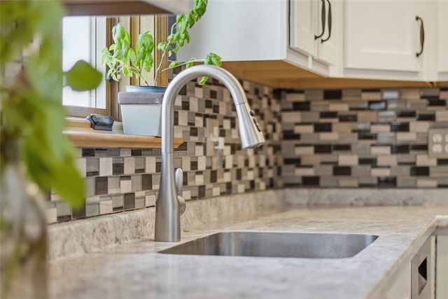 1202 Romanhoff St, Spring Hill, PA 15212