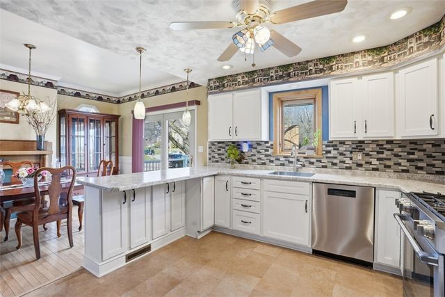 1202 Romanhoff St, Spring Hill, PA 15212