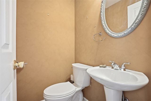 1202 Romanhoff St, Spring Hill, PA 15212