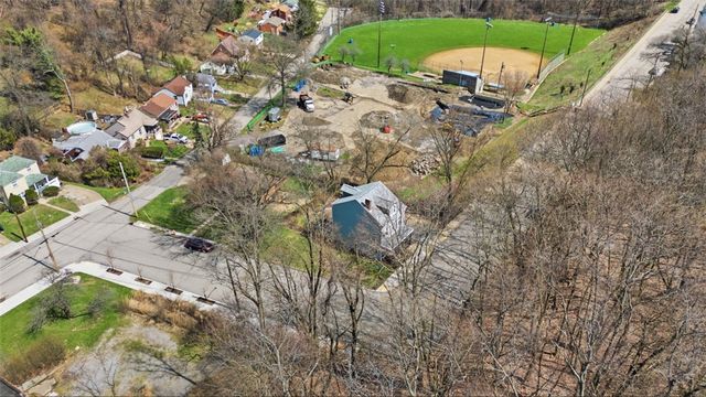 1202 Romanhoff St, Spring Hill, PA 15212