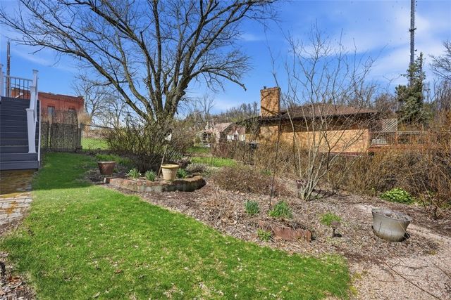 1202 Romanhoff St, Spring Hill, PA 15212