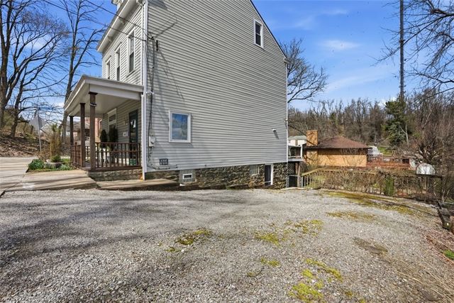 1202 Romanhoff St, Spring Hill, PA 15212