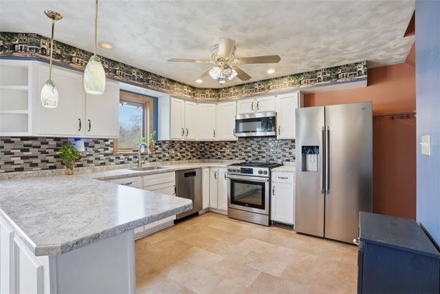 1202 Romanhoff St, Spring Hill, PA 15212