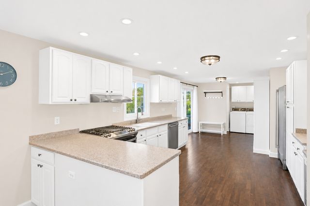 319 S BRAINTREE Drive, Schaumburg, IL 60193