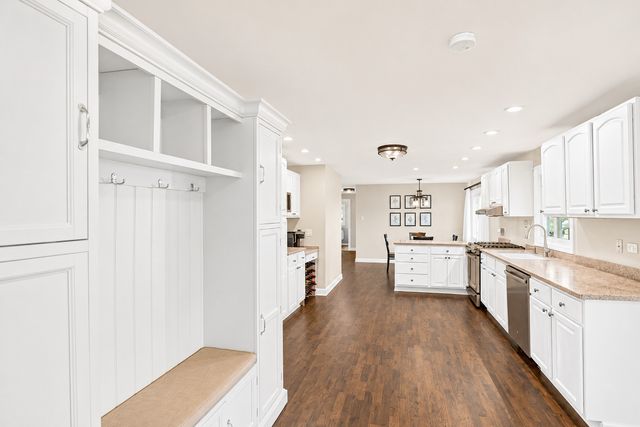 319 S BRAINTREE Drive, Schaumburg, IL 60193