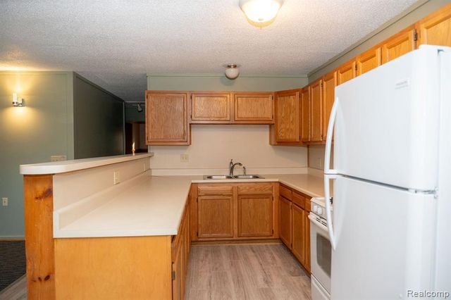 9887 W Higgins Lake Drive, Roscommon, MI 48653