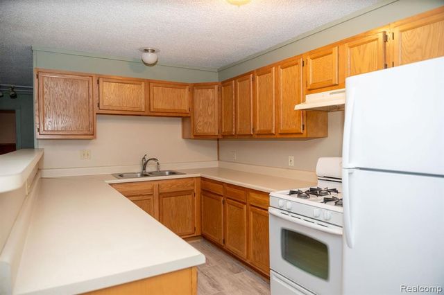 9887 W Higgins Lake Drive, Roscommon, MI 48653