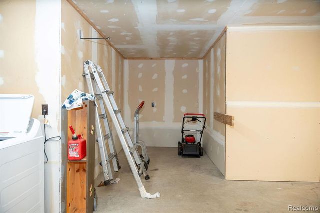 9887 W Higgins Lake Drive, Roscommon, MI 48653