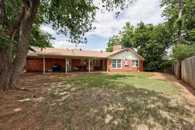 2304 Barclay Road, The Village, OK 73120