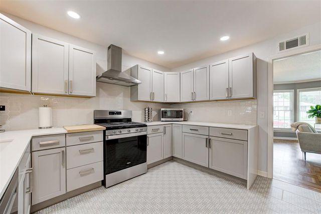 2304 Barclay Road, The Village, OK 73120