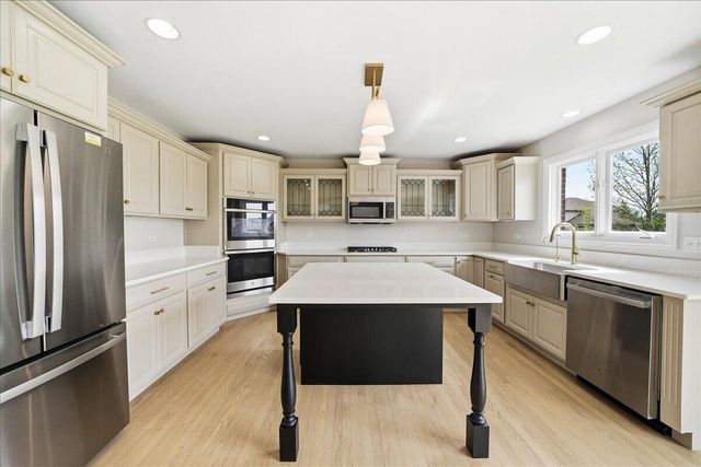 10407 Golden Arch Avenue, St. John, IN 46373