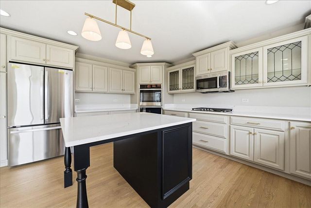 10407 Golden Arch Avenue, St. John, IN 46373