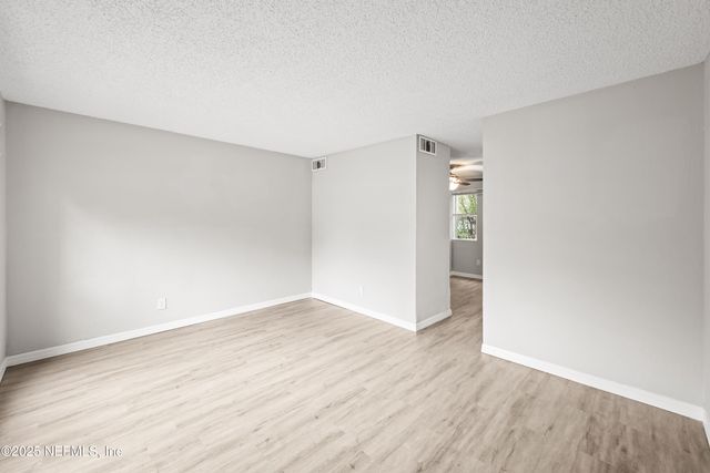 7142 KEN KNIGHT Drive E, Jacksonville, FL 32209