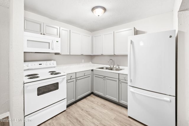 7142 KEN KNIGHT Drive E, Jacksonville, FL 32209
