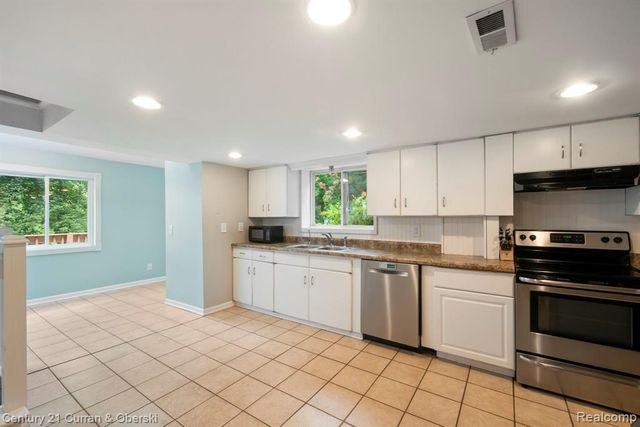 10492 Lake Shore Drive, Fenton, MI 48430