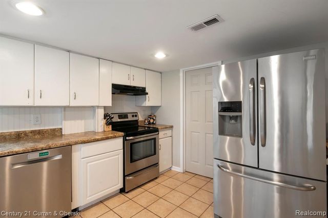10492 Lake Shore Drive, Fenton, MI 48430