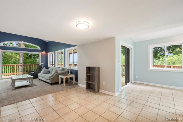 10492 Lake Shore Drive, Fenton, MI 48430