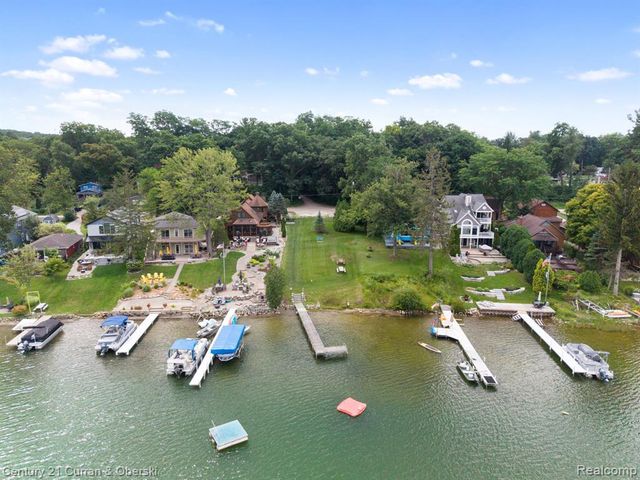 10492 Lake Shore Drive, Fenton, MI 48430
